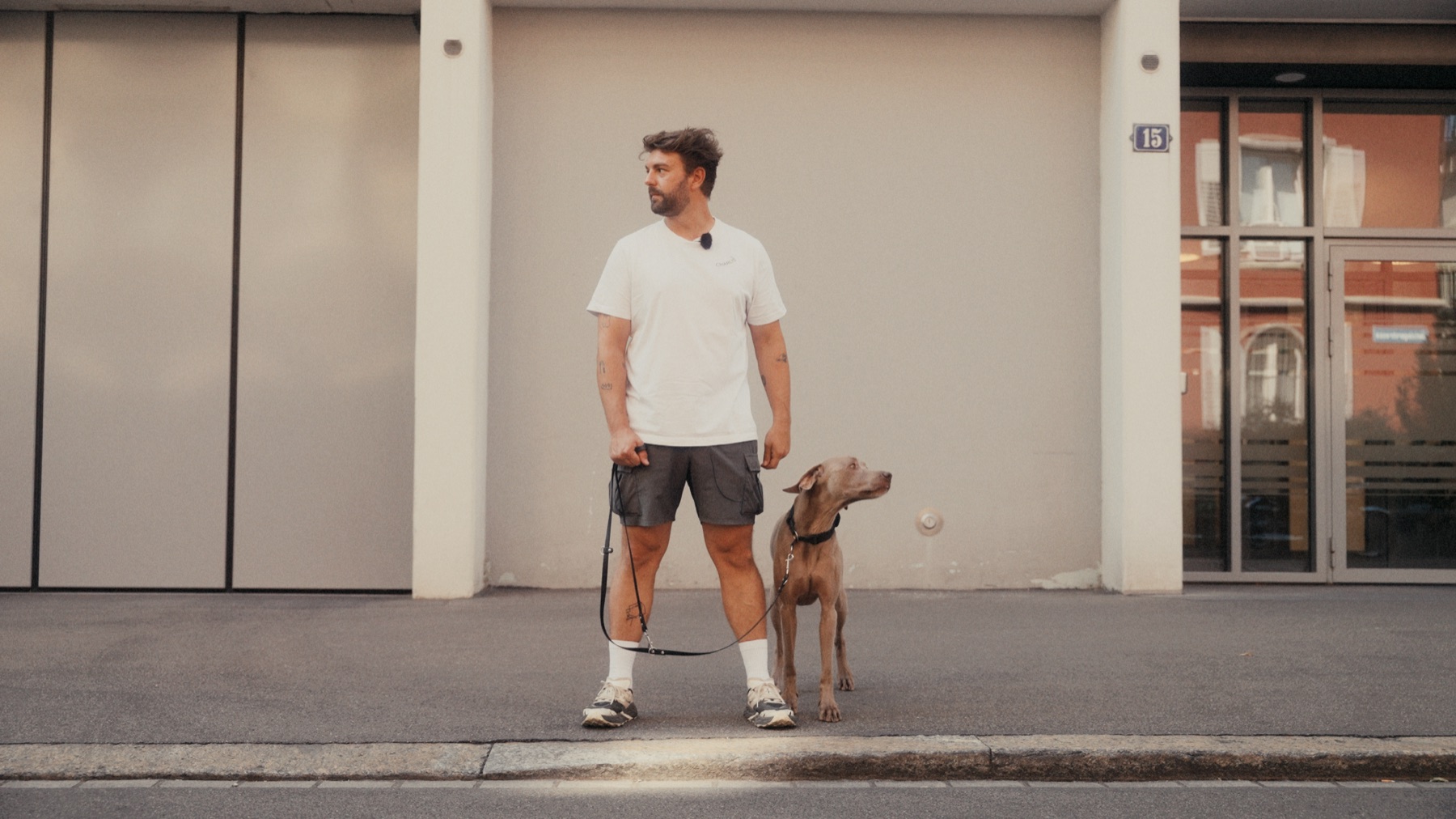 Cyrill mit Hund in der Stadt